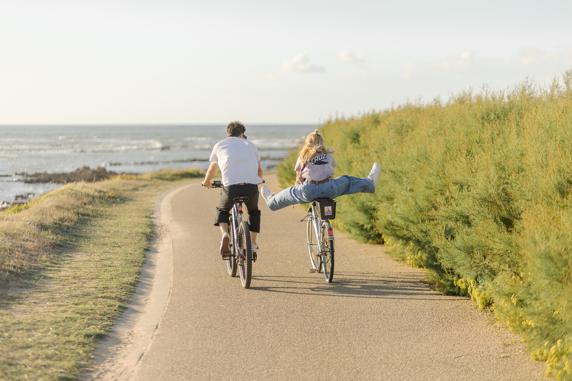 cyclistes-corniche-mer